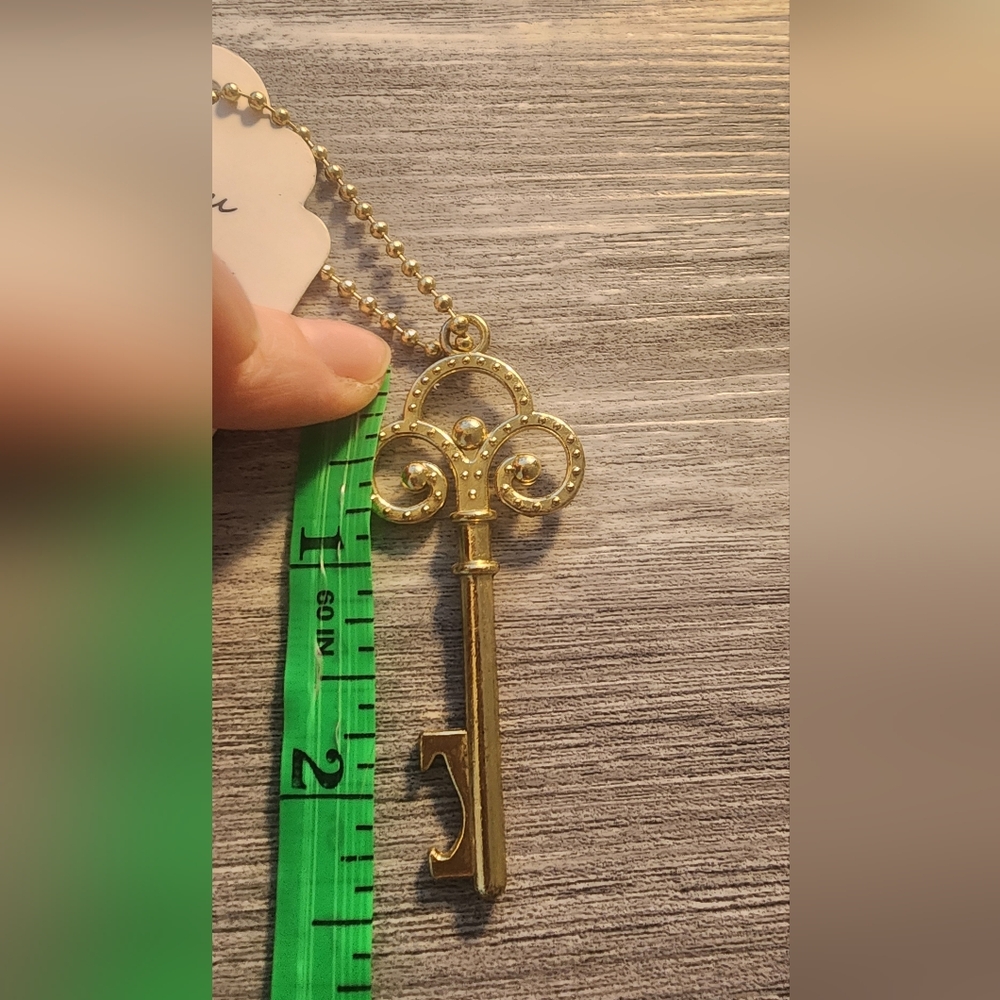 Gold Tone Key‎ Shaped Keychain - Picture 2 of 3